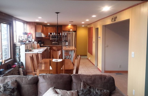 Valois House | June Special Quiet Lakeview Home 1.5 acres, Paved Road HotTub, Firepit, AC, WIFI