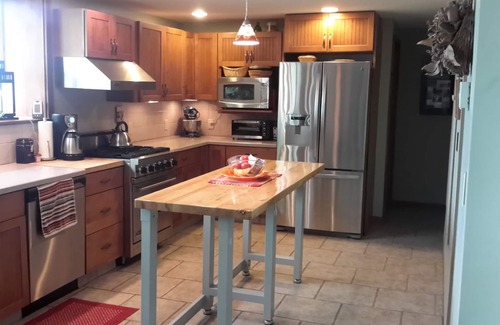 Valois House | June Special Quiet Lakeview Home 1.5 acres, Paved Road HotTub, Firepit, AC, WIFI