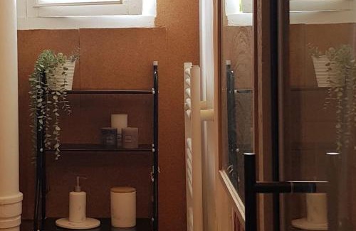 Nord-Saint-Martin Apartment | Jungle Chic au bord du Canal Saint-Martin