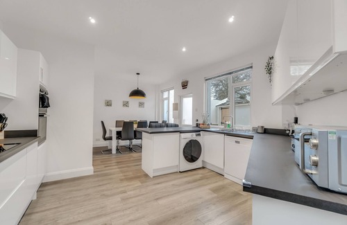 Plymouth House | Jungle Hot Tub, Outdoor Shower, Games Room, Free Netflix, 4 double bedrooms