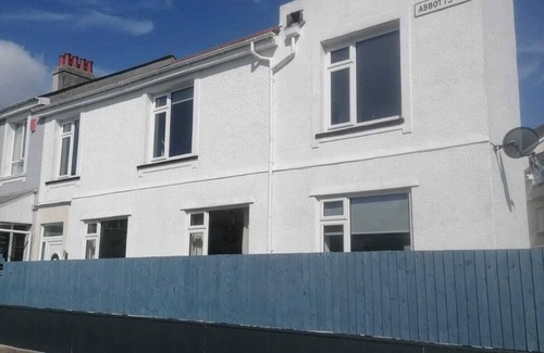 Plymouth House | Jungle Hot Tub, Outdoor Shower, Games Room, Free Netflix, 4 double bedrooms