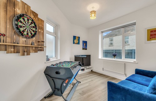 Plymouth House | Jungle Hot Tub, Outdoor Shower, Games Room, Free Netflix, 4 double bedrooms