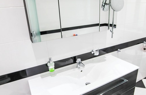 Favoriten Apartment | Junior Suite: Luxurious 100 m² Apartment with Parking