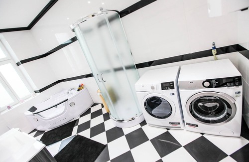 Favoriten Apartment | Junior Suite: Luxurious 100 m² Apartment with Parking