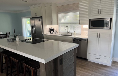 Jupiter House | Jupiter Beach Plum Cottage - Spacious sleeps 6 + guests Cool Pool Tub