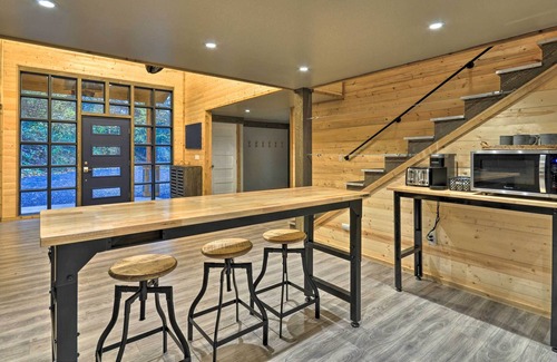 Washougal House | Jurassic Retreat: Hot Tub & 7 Life-Size Dinosaurs!