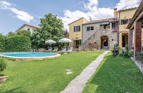 Camucia House | Just 3 km below Cortona lies this characteristic vacation home with private pool on the outskirts of