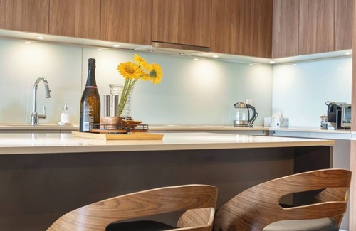 Victoria Park Apartment | Just 5 Minutes from Scotiabank arena! with parking