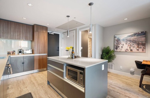 Victoria Park Apartment | Just 5 Minutes from Scotiabank arena! with parking