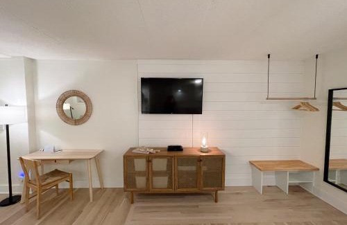 Airlie Apartment | Just Shy of the Bridge - Waterway Condo 110