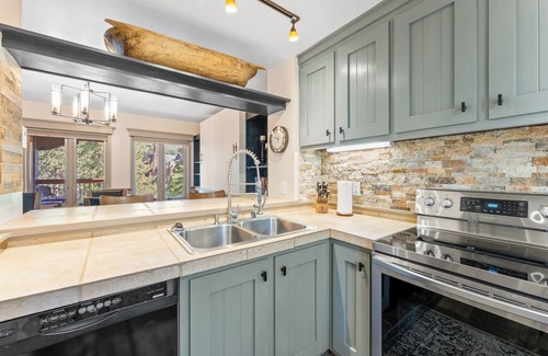 Keystone Condo | Just Steps from Resort Shuttle & Great Amenities like Shared Pool & Hot Tubs