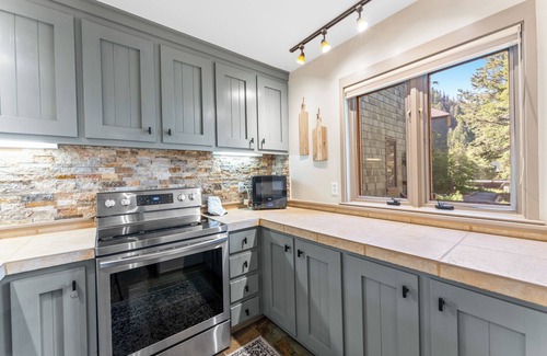 Keystone Condo | Just Steps from Resort Shuttle & Great Amenities like Shared Pool & Hot Tubs