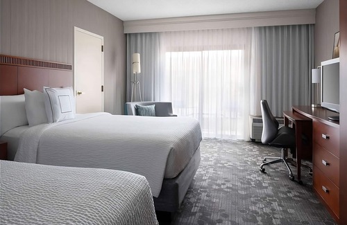 Camelback East Hotel | Just What You Were Looking For! 3 Posh Rooms, Pet-Friendly, with Outdoor Pool!