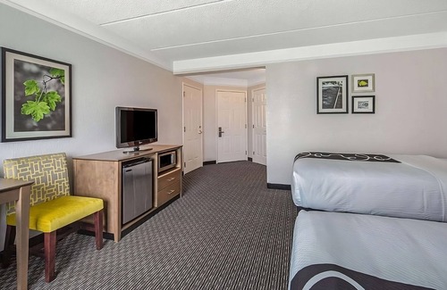 Doral Hotel | Just What You Were Looking For! 2 Relaxing Units, Free Parking, Pools