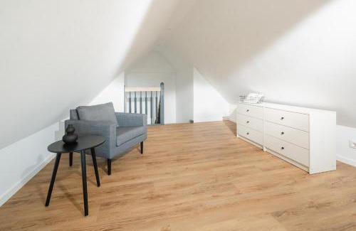 Greetsiel Apartment | Küsten Suite Ost direkte Wasserlage, 2 Balkone, 90qm