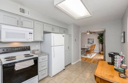Lenexa House | K K Q Beds~3 Bdrm 2.5 Baths~Walking Trails~Park