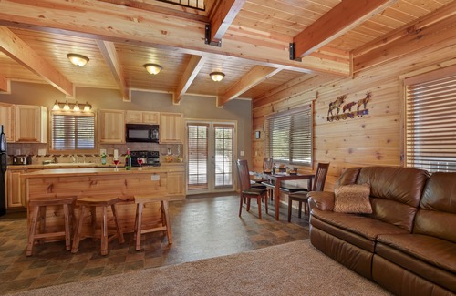 Island Park Ski Chalet | KABINO: Hot Tub Fire Pit Sauna PS3 and 4 Grill WiFi Loft
