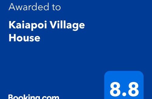 Kaiapoi House | Kaiapoi Village House Deluxe bedroom and bathroom