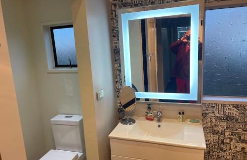 Kaiapoi House | Kaiapoi Village House Deluxe bedroom and bathroom