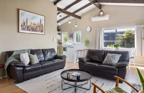 Nukuhau House | Kaihua Cabin| Stylish Taupō Hideaway w/Mt Views & Modern Comforts