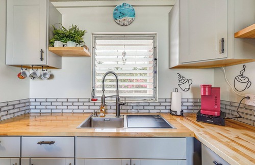 Historic Kailua Village Condo | Kailua-Kona Condo w/Balcony: Walk to the Beach!
