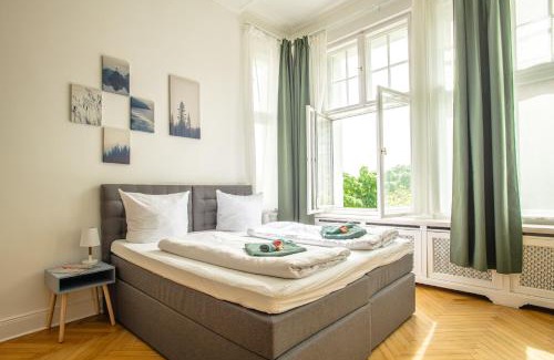 Charlottenburg Apartment | KAISER 02 by ROCKCHAIR Apartments l SUPERHOST Status l 3 Bedrooms Boxspringbeds 2 Bathrooms l Cozy Family & Business Flair 155 sqm 3 Balcony 2nd Floor Elevator up to 10 guests welcomes you!
