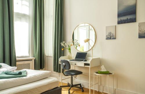Charlottenburg Apartment | KAISER 02 by ROCKCHAIR Apartments l SUPERHOST Status l 3 Bedrooms Boxspringbeds 2 Bathrooms l Cozy Family & Business Flair 155 sqm 3 Balcony 2nd Floor Elevator up to 10 guests welcomes you!