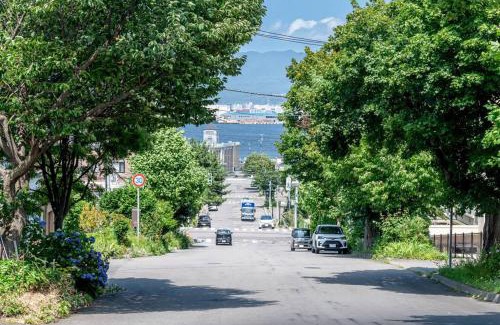 Motomachi Apartment | KAKUREGA by unito