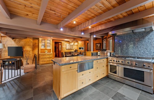 Carrolls Cabin | Kalama River Lodge. River-front Retreat w/Game Room! Dogs OK