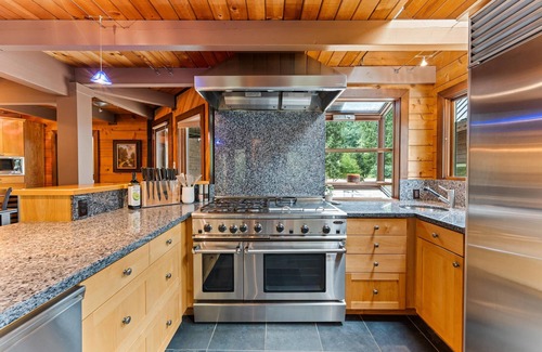 Carrolls Cabin | Kalama River Lodge. River-front Retreat w/Game Room! Dogs OK