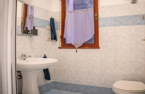 Quartiere XVII Trieste Apartment | KAMCHŪ APARTMENTS VILLA CHIGI: PRIVATE DOUBLE BEDROOM #L1