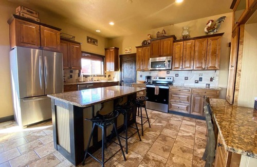 Kanab House | Kanab Family Luxury Log Cabin, Private Hot Tub, Stargazing, Pets OK, Near Bryce