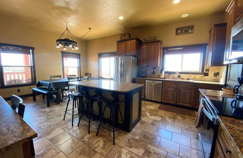 Kanab House | Kanab Family Luxury Log Cabin, Private Hot Tub, Stargazing, Pets OK, Near Bryce