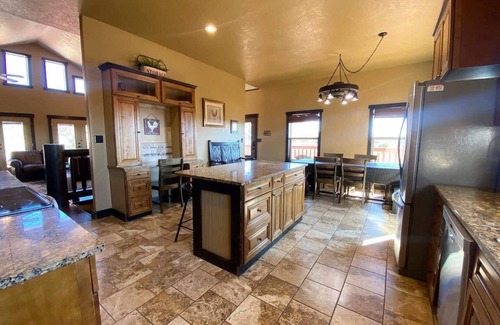 Kanab House | Kanab Family Luxury Log Cabin, Private Hot Tub, Stargazing, Pets OK, Near Bryce