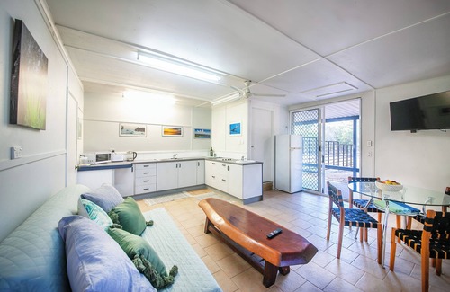 Agnes Water Cabin | Kangaroo Kabin - Entire cabin, 5mins to the beach, pet friendly.