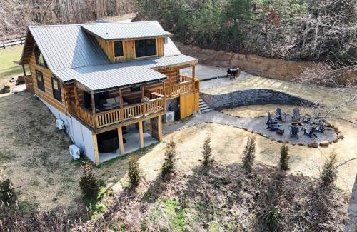 Rogers House | Karaoke Hot Tub 1GB WiFi - The Rock House - LUX