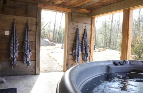 Rogers House | Karaoke Hot Tub 1GB WiFi - The Rock House - LUX