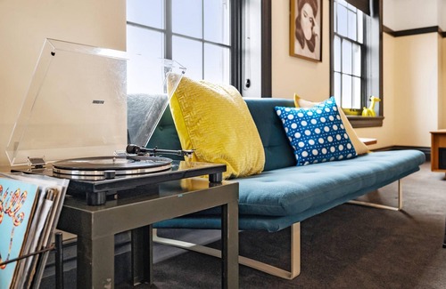 East Liberty Apartment | Kasa Classic Studio Quick Drive to Carnegie Mellon The Maverick