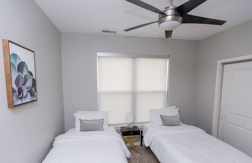 DeBaliviere Place Apartment | Kasa | Family Friendly 2BD + Near Zoo | Forest Park