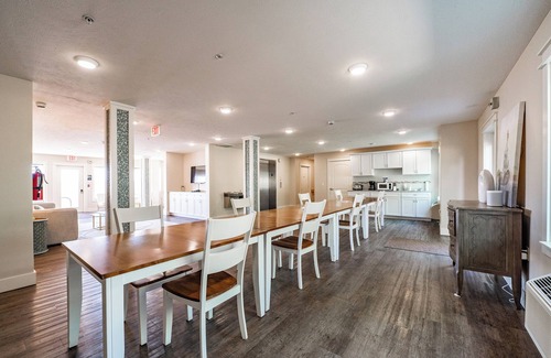 Traverse City Apartment | Kasa Gold Coast Inn Traverse City