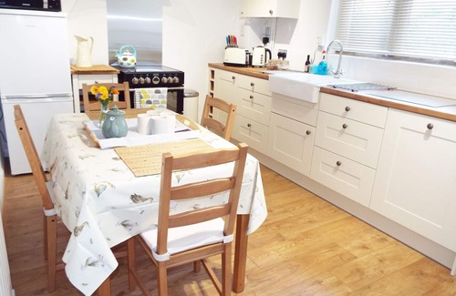 Bourton Cottage | KATE'S COTTAGE, with a garden in Bourton-On-The-Water