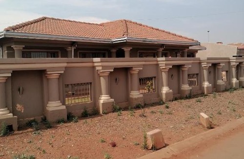 Katlehong House | Kathorus Short Term Rentals