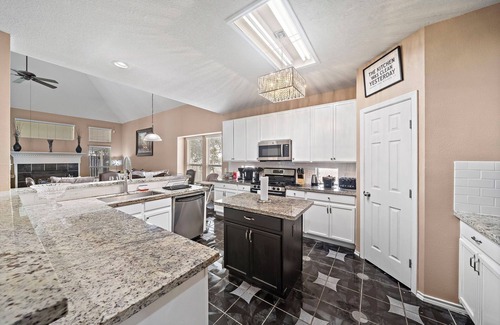 Barker House | Katy Retreat | BBQ Yard | Game Room | Sleeps 16