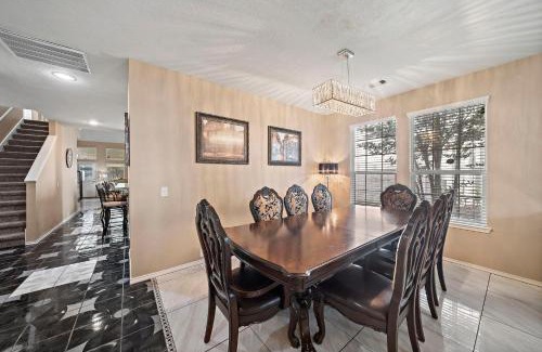 Barker House | Katy Retreat Bbq Yard Game Room Sleeps 16