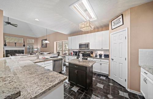 Barker House | Katy Retreat Bbq Yard Game Room Sleeps 16