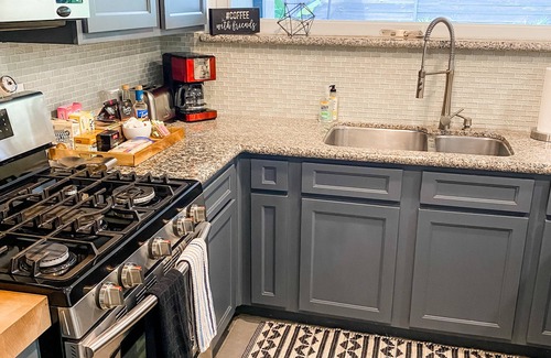 Knox - Henderson House | Katy Trail. Warm Pool. 5 bedroom townhome.