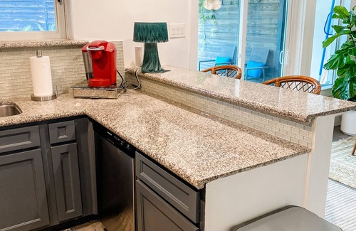 Knox - Henderson House | Katy Trail. Warm Pool. 5 bedroom townhome.