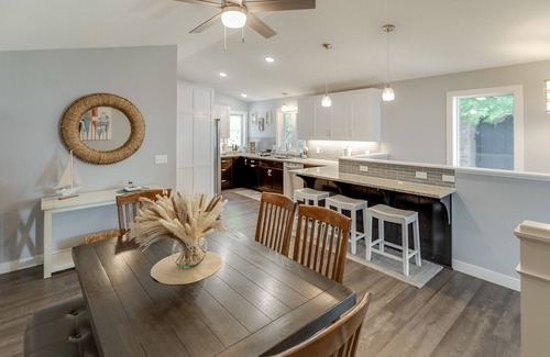 Garrison House | Kayaks, Paddle Boat, Game room, Firepit & Much More- On Swimming Bay!