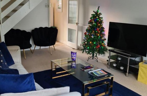 Horsham House | KB79 Welcoming 2 bedroom house in Horsham, pets very welcome with links to London and Gatwick