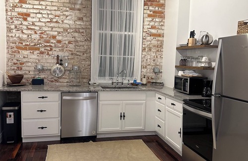 Sunshine Apartment | Keeping It Small Town~ Charming restored studio Historic District of Plaquemine